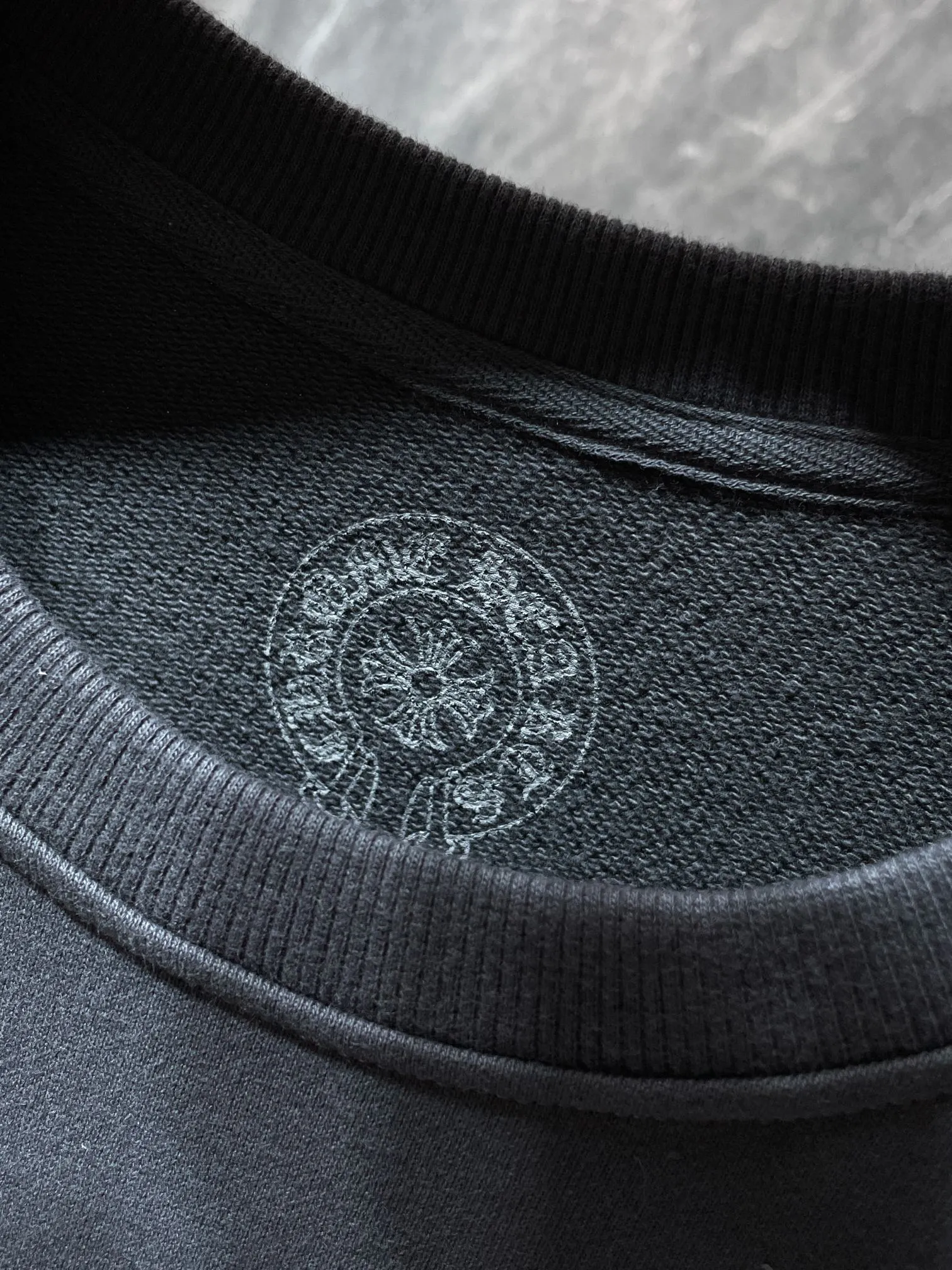 P230 Chrome Hearts Autumn and Winter 2025 simultaneous sale at counters❤️ Chrome Hearts Sanskrit horseshoe letter round neck sweatshirt Classic cross horseshoe foam print ➕ Customized zipper design on both sides Improved customized version 1:1 high weight fabric Recommended color: Specially customized cement dark gray Size: S, M, L, XL